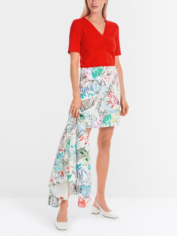 Plain feminine T-shirt with gathering